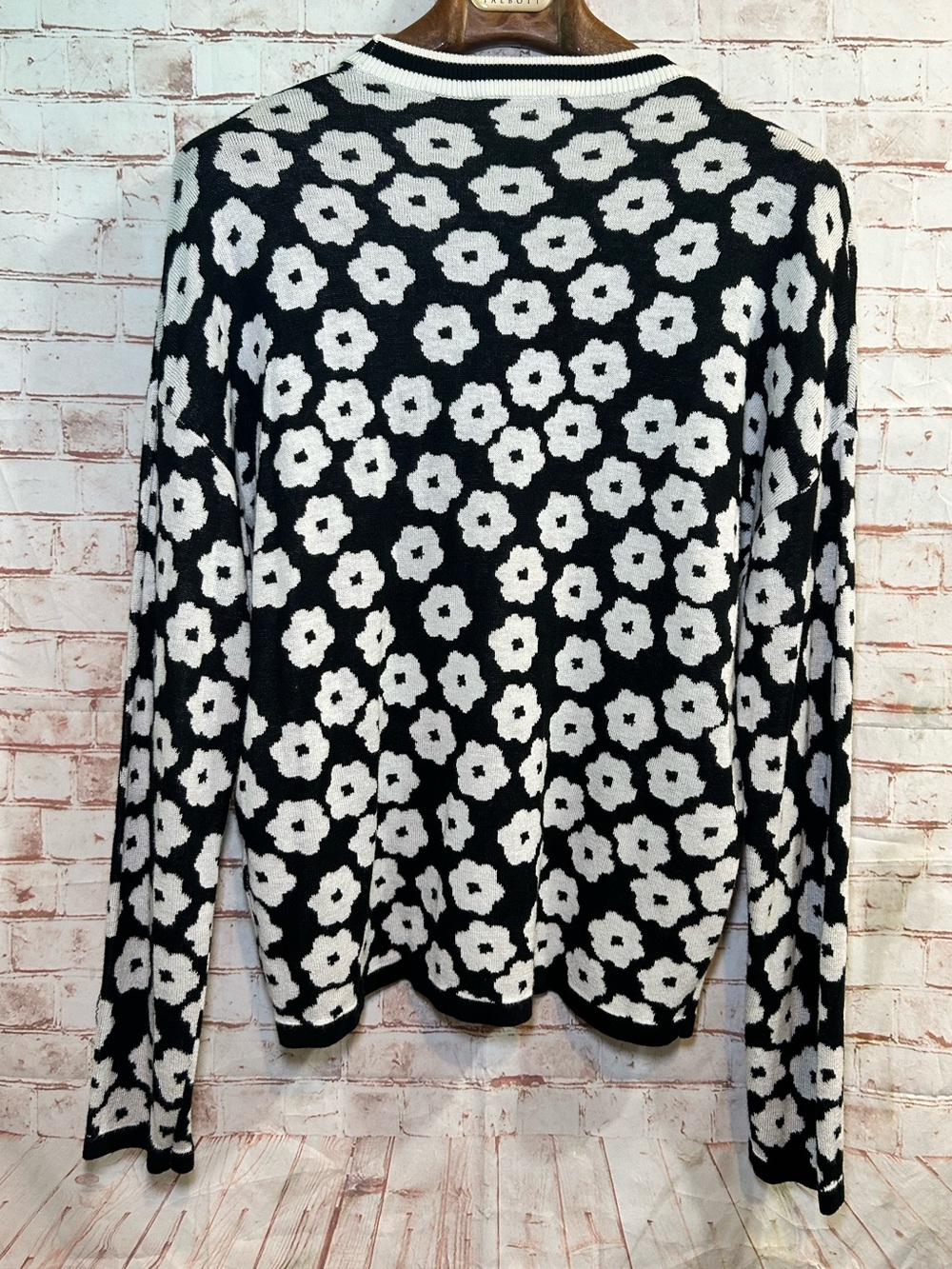 THML Black White Floral Daisy Print Crewneck Sweater Whimsical Mod Preppy Medium - Picture 3 of 9